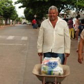 Rio Verde, GO — Seja de bicicleta, apoiada na cabeça ou no carrinho de mão, diversas famílias carregaram para casa a cesta de alimentos da LBV que é a certeza da boa refeição para seus entes queridos.