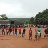 Aparecida de Goiânia, GO — Famílias em situação de vulnerabilidade social levam para seus lares a certeza de mesa farta no fim de ano: cestas de alimentos da campanha de Natal da LBV.
