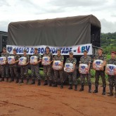Aparecida de Goiânia, GO — Soldados do Comando de Operações Especiais do Exército Brasileiro participaram da entrega dos alimentos. Além do transporte das cestas, os militares auxiliaram na distribuição dos mantimentos. =)
