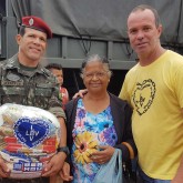 Aparecida de Goiânia, GO — Cada cesta tem arroz, feijão, óleo, açúcar, leite em pó, macarrão, farinha de mandioca e de trigo, fubá, goiabada, gelatina, massa para bolo, extrato de tomate e sal. Itens essenciais e básicos para ajudar no sustento da família.
