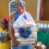 Ipatinga, MG — Com a garantia de um Natal melhor e mais digno, mãe se sente feliz ao receber a cesta de alimentos da Campanha de Natal da Legião da Boa Vontade.
