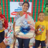 Ipatinga, MG — Com sorriso no rosto, atendida garante a ceia de Natal da família graças às cestas de alimentos arrecadadas por meio da campanha Natal Permanente da LBV — Jesus, o Pão Nosso de cada dia!.
