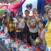 Piracicaba, SP — Famílias que vivem em situação de vulnerabilidade social recebem cestas de alimentos da campanha Natal Permanente da LBV — Jesus, o Pão Nosso de cada dia!.

