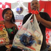 Piracicaba, SP — A satisfação em levar a cesta de alimentos é facilmente constatada no semblante dos atendidos da LBV. Na ocasião, as famílias também receberam, do programa Mesa Brasil, do Sesc, organização parceira da Legião da Boa Vontade, um chester para complementar ainda mais a ceia de Natal.
