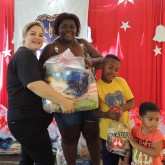 Piracicaba, SP — Ao receber as cestas de alimento, as famílias retornaram para os seus lares mais felizes e com as esperanças renovadas. Na oportunidade, os atendidos também receberam, do programa Mesa Brasil, do Sesc, parceira da LBV, um chester para complementar a ceia de Natal.
