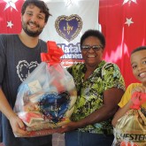 Piracicaba, SP — O Natal é época de união e solidariedade. Por isso, a Campanha da LBV leva às famílias a certeza de um Natal mais feliz e um Ano Novo repleto de alegria. Na ocasião, os atendidos também receberam um chester para complementar a ceia — presente do programa Mesa Brasil, do Sesc, parceira da Entidade.
