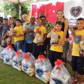 Piracicaba, SP — Mais de 50 mil famílias então sendo beneficiadas pela ação solidária da LBV, que vem entregando cestas de alimento a pessoas que vivem em situação de risco social. E o programa Mesa Brasil, do Sesc, doou um chester para completar a ceia dessas pessoas.
