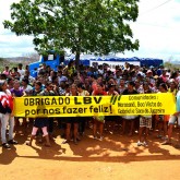 Irauçuba, CE — Olha que lindo o agradecimento das comunidades beneficiadas com as cestas de alimentos da Campanha Natal Permanente da LBV. A ação da LBV convida o povo brasileiro a se unir em prol de um Natal mais farto a famílias de baixa renda.
