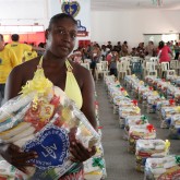 São Vicente, SP — Natal é época de união e de solidariedade! E a campanha da LBV, ao entregar cestas de alimentos, leva a milhares de famílias pelo Brasil a certeza de uma ceia mais farta.

