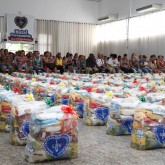 Cubatão, SP — Famílias acompanham a cerimônia de entrega das cestas de alimentos da campanha Natal Permanente da LBV — Jesus, o Pão Nosso de cada dia!, da Legião da Boa Vontade.

