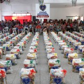 São Vicente, SP — Famílias acompanham a cerimônia de abertura da entrega de cestas de alimentos doados pela LBV, que foi realizada no Clube Recreativo Continental.
