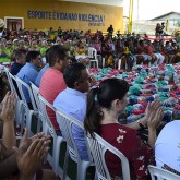 Fortaleza, CE - O Centro Comunitário de Assistência Social da LBV recebeu, nesta quint-feira, dia 14/12, centenas de famílias para receber as cestas de alimentos, na confraternização de Natal de final do ano.
