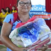 Fortaleza, CE - Famílias atendidas pela LBV ao longo do ano recebem as cestas de alimentos da campanha do Natal Permanente da LBV.

