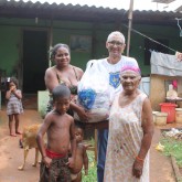 Senador Canedo, GO — Família atendida pela LBV leva para casa a certeza de um Natal mais digno, feliz e sem fome com a cesta de alimentos.
