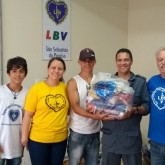São Sebastião do Paraíso, MG — O Comandante do 2º Pelotão Bombeiro Militar, Luiz Antônio Monteiro, participou da a cerimônia da entrega das cestas da Campanha Natal Permanente da LBV — Jesus o Pão Nosso de cada dia!.
