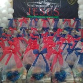 Belford Roxo, RJ — Cada cesta tem arroz, feijão, óleo, açúcar, leite em pó, macarrão, farinha de mandioca e de trigo, fubá, goiabada, gelatina, massa para bolo, extrato de tomate e sal. Itens essenciais e básicos para ajudar no sustento da família.
