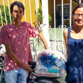 São Sebastião do Paraiso, MG — A família de Vinicius, integrante do programa LBV — Jovem: Futuro no Presente!, demonstra felicidade em receber a cesta de alimentos da LBV.