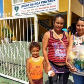 São Sebastião do Paraiso, MG — Após receber a cesta de alimentos da LBV, atendida expressa a certeza de que terá um Natal mais digno e feliz.