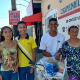 São Sebastião do Paraiso, MG — A família de Miguel, atendido pelo programa Jovem: Futuro no Presente!, mostra, com felicidade, a cesta que recebeu da Legião da Boa Vontade.
