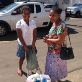 São Sebastião do Paraiso, MG — Com a garantia de um Natal melhor e mais digno, mãe se sente feliz ao receber a cesta de alimentos da Campanha de Natal da LBV.