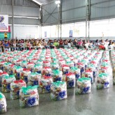 Registro, SP – A LBV, em parceria com os Centros de Referência de Assistência Social (CRAS), reuniu no ginásio da Sabesp, mais de 250 famílias para entregar as cestas de alimento da Campanha Natal Permanente da LBV - Jesus, o Pão Nosso de cada dia! =D