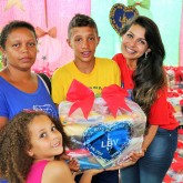 Mogi das Cruzes, SP — Família atendida recebe das mãos da gestora social da LBV Karina Sene (à direita) a cesta de alimentos da campanha de Natal da Instituição.
