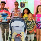 Mogi das Cruzes, SP — Alegria da mãe ao receber a cesta de Natal da LBV. As famílias são atendidas pela Instituição durante todo o ano e agora levam para casa a certeza de um fim de ano mais farto.
