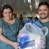 Campinas, SP — Famílias que vivem em situação de vulnerabilidade social e são atendidas pela LBV levam para casa uma cesta farta de alimentos, que significa um Natal mais digno e feliz.
