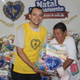 Dourados, MS — As cestas de alimentos entregues foram carinhosamente montadas para garantir que cada família possua um Natal mais feliz.
