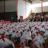 São José, SC — O Ginásio Municipal de Esportes Jardim Zanellato recebeu, neste dia 11, centenas de familias, oriundas de diversas comunidades, para a entrega de cestas de alimentos da campanha Natal Permanente da LBV — Jesus, o Pão Nosso de cada dia!.
