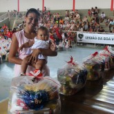 São José, SC — Alice Jenifer dos Santos participa do programa Cidadão-Bebê e levou para casa uma das cestas da tradicional Campanha da LBV, que coroa o trabalho realizado pela Instituição ao longo do ano. Sobre o apoio da Legião da Boa Vontade, destacou: “As educadoras, os profissionais, são como pessoas da minha família, me ajudaram num momento em que meus pais se mudaram para outra cidade. Fiquei morando aqui com meu marido, que estava desempregado, eu me sentia perdida e sem chão. Um dia, passei na porta da LBV e resolvi entrar, ali mesmo já me inscrevi no programa Vivencia Solidária e, em seguida, fiquei gravida e passei a participar do Cidadão-Bebê. Sou muito grata por todo o atendimento que recebo aqui”.
