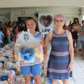 Florianópolis, SC — A coordenadora da Associação dos Moradores de Morro das Pedras, sra. Magali Dias Cipriano, colaborou na entrega das cestas de alimentos da campanha.

