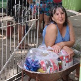 Florianópolis, SC — A sua doação chegou às regiões que mais precisam. Seja de bicicleta, apoiada na cabeça ou no carrinho de mão, diversas famílias carregaram para casa a cesta de alimentos da LBV que é a certeza da boa refeição para seus entes queridos.
