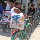 Palhoça, SC — Cada cesta tem arroz, feijão, óleo, açúcar, leite em pó, macarrão, farinha de mandioca e de trigo, fubá, goiabada, gelatina, massa para bolo, extrato de tomate e sal. Itens essenciais e básicos para ajudar no sustento da família.