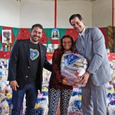 São José, SC — O diretor da TV Catarina da rede Bandeirantes, Gregório Silveira (D), ajudou na entrega de cestas de alimentos para as famílias em situação de vulnerabilidade social da região.