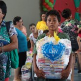 São José, SC — Cada cesta tem arroz, feijão, óleo, açúcar, leite em pó, macarrão, farinha de mandioca e de trigo, fubá, goiabada, gelatina, massa para bolo, extrato de tomate e sal. Itens essenciais e básicos para ajudar no sustento da família.