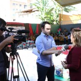 Goiânia, GO — A entrega das cestas de alimentos da campanha Natal Permanente da LBV — Jesus, o Pão Nosso de cada dia! foi destaque na mídia local. Na foto, a equipe da PUC TV entrevista representante da Entidade no município.