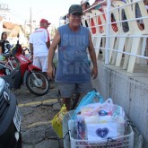 Tubarão, SC — Seja de bicicleta, apoiada na cabeça ou no carrinho de mão, diversas famílias carregaram para casa a cesta de alimentos da LBV que é a certeza da boa refeição para seus entes queridos. Na foto, o sr. Valmor de Souza retirou sua cesta e ainda carregou uma para sua vizinha.
