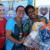 Criciuma, SC —Ao centro, a senhora Patricia Vedana Marques, Presidente do Conselho Municipal de Assistência Social e Técnica responsável do CRAS Tereza Cristina, participou da entrega das cestas, ao seu lado esquerdo Monica Zeferino Assistente Social da LBV.