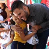 Goiânia, GO — No evento, as crianças atendidas pela LBV entregaram homenagens aos parceiros e colaboradores presentes. Dalmir Reis, coordenador de Programação da TV Anhanguera (repetidora da Rede Globo), recebeu o carinho das crianças em agradecimento às doações de alimentos que a emissora destinou para a campanha da Entidade.