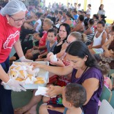 Criciúma, SC — Todas as pessoas presentes na confraternização receberam um lanche preparado com muito carinho pelos voluntários da LBV. A Presidente do Conselho Municipal de Assistência Social de Criciuma avaliou positivamente o evento: