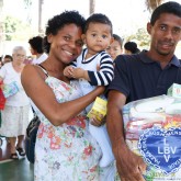 Goiânia, GO — Para essas famílias, a cesta de alimentos da LBV significa a certeza de uma ceia de Natal farta. Graças a você, amiga colaboradora e amigo colaborador, essas pessoas terão um fim de ano mais digno e feliz!