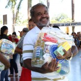 Goiânia, GO — Família atendida pela campanha Natal Permanente da LBV — Jesus o Pão Nosso de cada dia! leva, com satisfação e alegria, sua cesta de alimentos para casa.