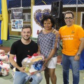 Criciúma, SC — A Legião da Boa Vontade contou com o apoio valoroso de voluntários para a entrega das cestas de alimentos para as famílias em situação de risco social. Na foto, o professor Volmar Madeira e o assessor Rafael Amaral, da
Universidade do Extremo Sul Catarinense (Unesc), entregam o presente da LBV a uma das famílias atendidas.

