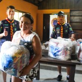 Lages, SC — A campanha de Natal da LBV beneficiou famílias que sofrem com a fome e a pobreza no Estado. A sra. Gina Mara, ao receber a cesta de alimentos da Instituição, agradeceu emocionada. “Não temos como agradecer a LBV por estas cestas, pois o nosso bairro [Bom Jesus] tem muitas famílias bem carentes. Hoje foi um dia de muita emoção, até de pessoas chorarem ao saberem que a LBV faria essa doação. Tem pessoas que terão a cesta como única alimentação no Natal