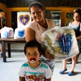 Lages, SC — Ao receber a cesta de alimentos da LBV, a atendida Marise Vailôes fez questão de agradecer pelo presente. 