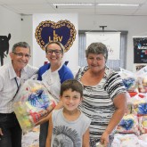 Itajaí, SC — A diretora do Instituto Poly Geovana Silveira, parceira da LBV, participou da entrega das cestas de alimentos. 