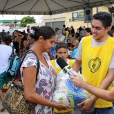 Catalão, GO -  A Legião da Boa Vontade, por meio da campanha Natal Permanente da LBV — Jesus, o Pão nosso de cada dia! presenteou centenas de famílias em situação de risco social com entrega das cestas de alimentos. Os atendidos saíam felizes e com as esperanças renovadas.