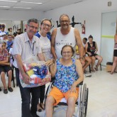 Itajaí, SC — A sra. Maria Nedi de Souza Passani ficou imensamente feliz com o benefício recebido. 