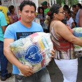 Catalão, GO - Para essas famílias, a cesta de alimentos da LBV significa a certeza de uma ceia de Natal farta. Isso é graças a você, amiga colaboradora e amigo colaborador, aos quais somos gratos!